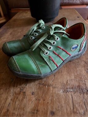 Groovy Glides Green Ladies Casual Leather Lace-Up Shoes